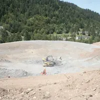Quelque 85 000 m3 de matériaux ont été dégagés depuis fin avril, créant un petit cratère.