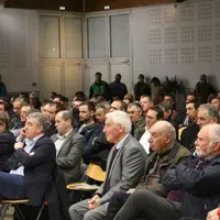 Le président et le directeur du groupe Altitude, MM. Boussaroque et Coyas, face à une salle pleine, jeudi 17 mars à la Vidalie d'Arpajon-sur-Cère.