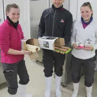 Sébastien Bardet et ses belles-sœurs jumelles, Cathy et Julie, présentent les produits glacés issus de la transformation du lait de ferme. 
