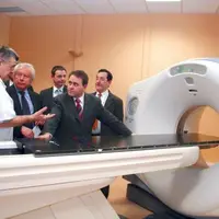 Xavier Bertrand découvre le scanner nouvelle génération du CMC à Aurillac.