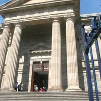 L’audience de rentrée participe à l’attente de percevoir ce qui se déroule derrière les imposantes marches du palais de justice.