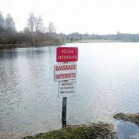 Les deux associations demandent la dépollution du site qui a également contaminé les eaux du lac artificiel en contrebas.