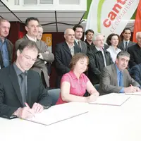 Vincent Descœur, président du Conseil général, signe une convention de quatre ans avec trois opérateurs téléphoniques.