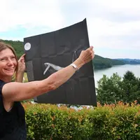 Delphine Gigoux-Martin tient dans les mains une “carte d’interprétation”, réalisée en papier de pierres perforé, et qui sera vendue à prix coûtant dan