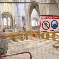 Les travaux pour consolider les voûtes de l’abbatiale ont débuté cette semaine. L’enceinte reste accessible au public.