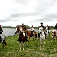 Randonnée à cheval sur “l’Equustur” cantalien, ici face au lac du Pêcher.
