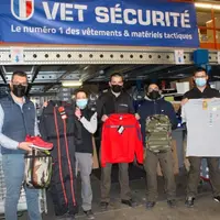 Emmanuel Marot, à gauche, et des collaborateurs, présentent quelques-uns des 15 000 articles référencés par vetsecurite.com.