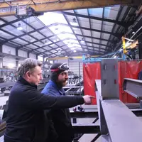 Michaël Boyer voit aussi la performance de son entreprise dans les équipes qui la composent, comme ici dans l'atelier de Massiac.