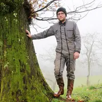 Jérémie Vigier, près d’un châtaignier au pied duquel restent encore les bogues de la dernière saison.