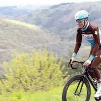 À cinq semaines du Tour de France, Romain Bardet a rechargé ses batteries chez lui, à Brioude. Et vu le profil de la neuvième étape, le champion prome