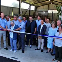 C'est à la maman d'Henri Monier qu'il est revenu de couper le ruban inaugural de l'atelier châtaignes.