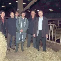 Gilles Amat, Louis-François Fontant, Patrick Benezit, Pierre Chevalier
et Patrick Escure, autour de Michel Poignet, agriculteur à Jaleyrac.