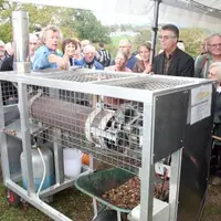 Jean-Jacques Richart a présenté samedi la machine à éplucher les châtaignes fraîches qu’il a conçue pour la Maison de la châtaigne.