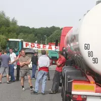 À Riom-ès-Montagnes et à Saint-Mamet (photo), une cinquantaine d’éleveurs ont bloqué les camions à l’entrée des laiteries.