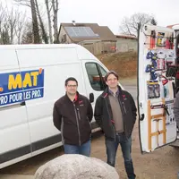 Le secret de l’entreprise: des camions aménagés avec du matériel exposé, en stock, mais aussi en démonstration.