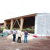 Le premier bâtiment en construction sur le site accueillera sa première bande de veaux en octobre prochain.