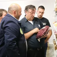 Fabrice Gros, directeur de Promocash à Aurillac, montre l’origine de la viande qu’il vend à Bruno Dufayet, président de la section bovine FDSEA, mais