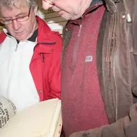William Burias (à droite en médaillon) et les délégués communistes ont pu redécouvrir leurs archives.