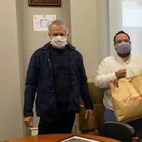 À Maurs, le maire sortant et celui qui devrait accéder à la fonction travaillent ensemble. Ici, à la distribution des masques à la population. 