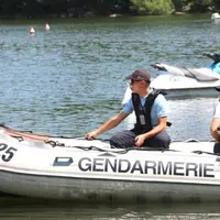L'adjudant-chef Frédéric et le gendarme Laurent (ici à bord d'un Zodiac de la Gendarmerie qui repartira le soir-même pour Grandval) au départ de leur