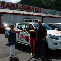 Marion et Philippe Andrieu, fille et père de l’entreprise familiale Trans-services, remettent les clés du pick-up à Martine Charmes, de L’union du Can