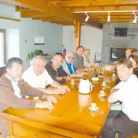 Les administrateurs de l’Association française de pastoralisme autour de la table du buron de la Coptasa, sur les hauteurs de Pradiers.