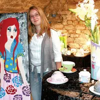 Marie Charmes, accompagnée d’une de ses p’tites bonnes femmes, fait également dans la porcelaine.