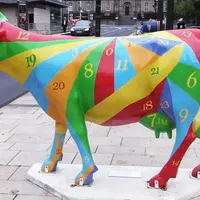 Des vaches pas comme les autres regardent passer les voitures.