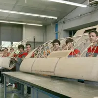 Les jeunes ont déjà bien avancé : les deux ailes du planeur sont en cours de finalisation...