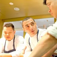 Julien Royer, 36 ans, a également imaginé avec son équipe des plats raffinés pour les clients d’Air France en “business” et “première classe” sur les