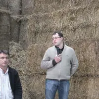 Bruno Serieys (debout) et Martial Benoît d’Estivaud ont mis en avant les atouts pour l’éleveur.