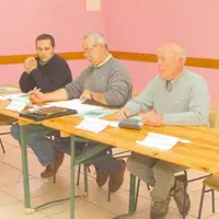 Julien Fau (président des JA), Paul Besson et Michel Souvignet à la tribune de l’assemblée générale réunie à Champagnac.