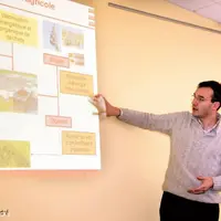 Jérémie Priarollo a présenté le principe de la méthanisation vendredi 16 mars à Arpajon, avant une visite sur le terrain. 