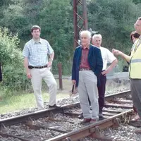 Entouré de plusieurs conseillers municipaux, Pierre Jarlier est venu découvrir le chantier de rénocation de la ligne ferroviaire.