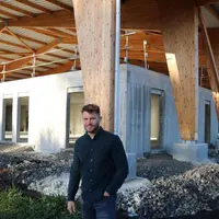 Manuel Estèves, directeur de la Cadac et la SA-TPA devant le futur bâtiment en construction à la sortie de Jussac.