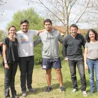 Toki Pilioko et Loïc Pakihivatau entourent Marie Onno, Céline Bouteille et Walter Olombel, du centre de formation omnisports.