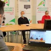 Les agriculteurs ont pu suivre en ligne la conférence donnée par le CERFrance Cantal et la Chambre d’agriculture. 
