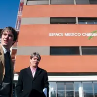 Guilhem  Allègre, directeur des travaux, et Christian Thourret, directeur d’établissement devant l’Espace médico-chirurgical.