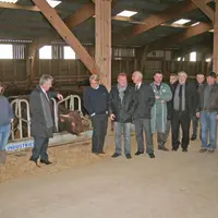 Après avoir assisté à l’abattage des premiers salers primeurs à Ussel éleveurs, industriel (SVA), distributeurs (Intermarché) ont visité l’exploitatio