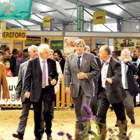 Le ministre de l’Agriculture a arpenté les allées du Sommet de l’élevage, guidé par les responsables de la profession agricole.