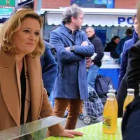 Sur le marché de Maurs, discussion ouverte avec les producteurs, les commerçants et la clientèle, avant de visiter le multiple de Saint-Santin.
