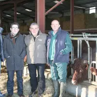 Alain Cazac (second en partant de la gauche) est venu le 17 janvier sur l’exploitation de Michel Trepsat présenter avec ses partenaires - Denis Coster