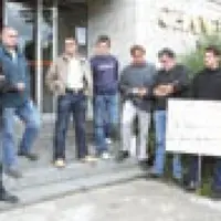 Les jeunes agriculteurs se sont retrouvés devant la Chambre d’agriculture avant de se rendre en délégation à la DDAF.