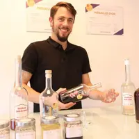 Valentin Calvet met en avant son goût des mélanges de saveurs pour des rhums arrangés, dont il savoure les médailles d’or à Lyon.