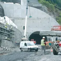 Les entreprises s’activent à chaque bout du tunnel pour terminer les aménagements.