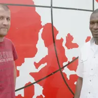 Bertrand Vernière, directeur export d’Africa sun, et un stagiaire sénégalais en formation à ADC international avant de prendre la gestion d’Africa sun