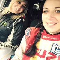 Marion, à droite, et sa co-pilote, la Parisienne Coralie Desclaux, 25 ans.