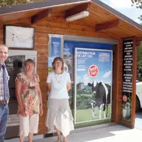 Le chalet distributeur sera mis en service demain par Florence (au centre) et Anne-Marie Lacoste, ici au côté de P. Bruel.