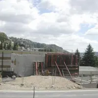 Les murs de la chaufferie du réseau de chaleur bois sortent de terre.