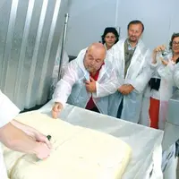 Producteurs, techniciens et chercheurs ont notamment visité des ateliers de fabrication, comme ici à Vézac, au Gaec de l’Allée.